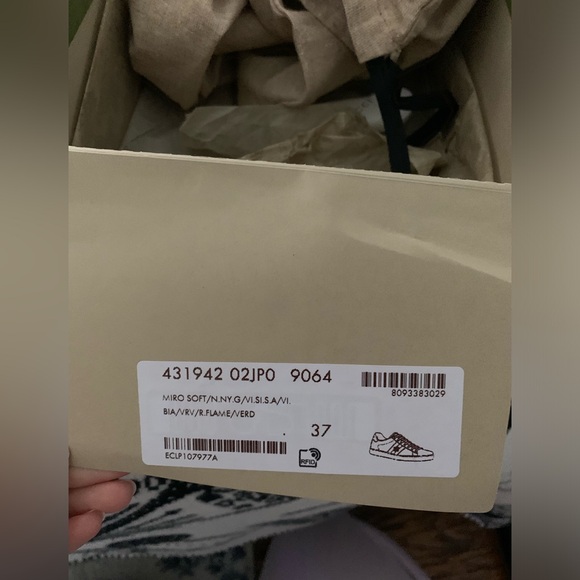 Gucci sneakers. Great condition. Comes with box, bag, dust bags, and laces. - Picture 7 of 7